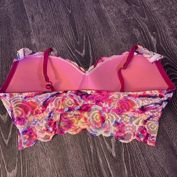 Victoria’s Secret PINK lightly lined/ padded lace bralette - Picture 2 of 5